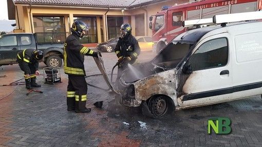 Cronaca dal Piemonte. Cerrione, furgone in fiamme. Incendio domato dai Vigili del Fuoco FOTO