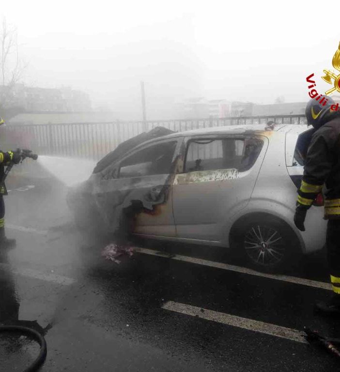 A Trecate va a fuoco un’auto a gpl