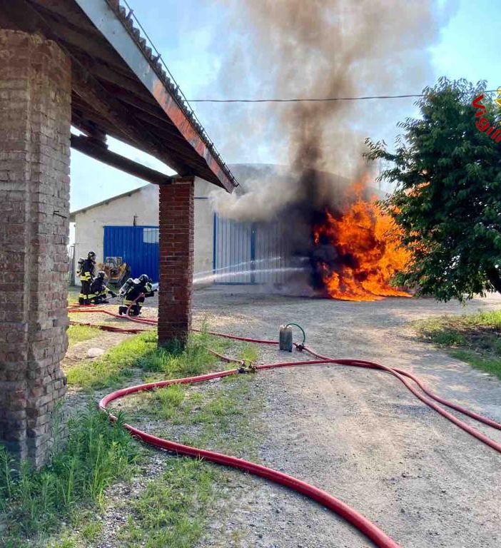 Paura nella bassa novarese per incendio ad un deposito di gasolio