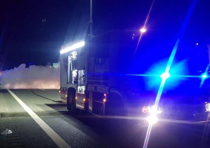 Auto in fiamme sull'autostrada A4