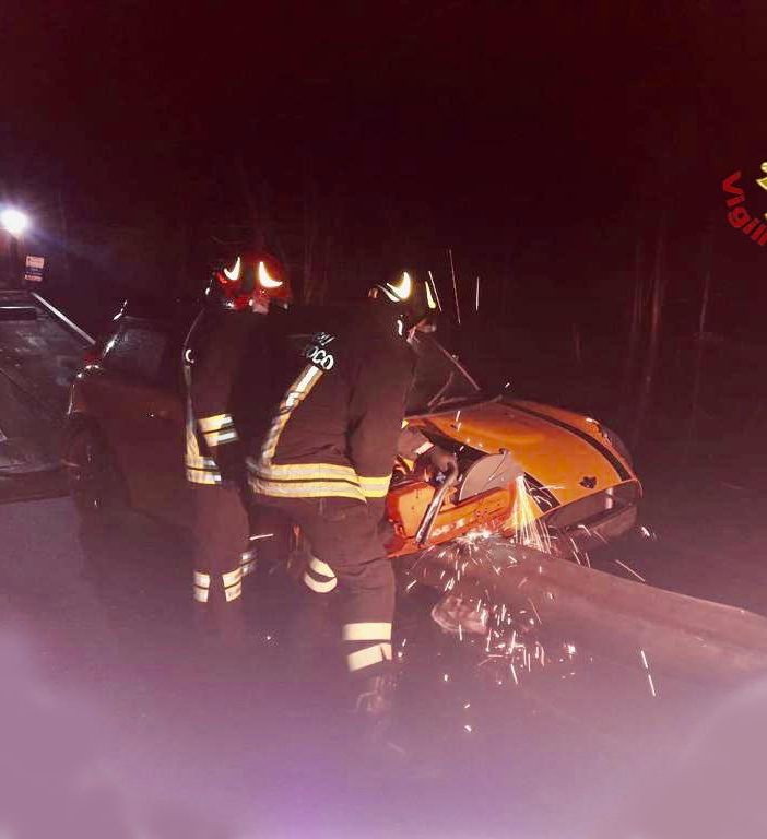 Auto va  sbattere contro il guard rail, un ferito
