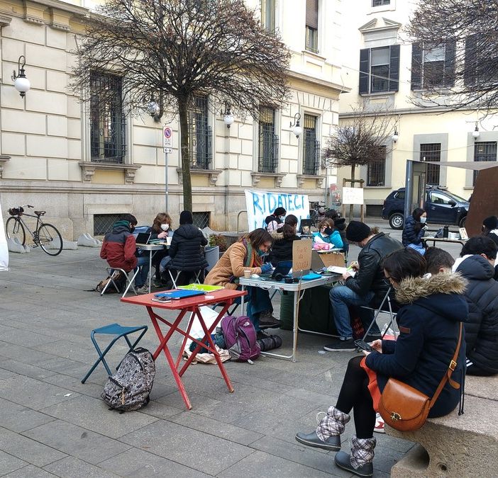 Studenti, inseganti e genitori in piazza a Novara contro la Dad