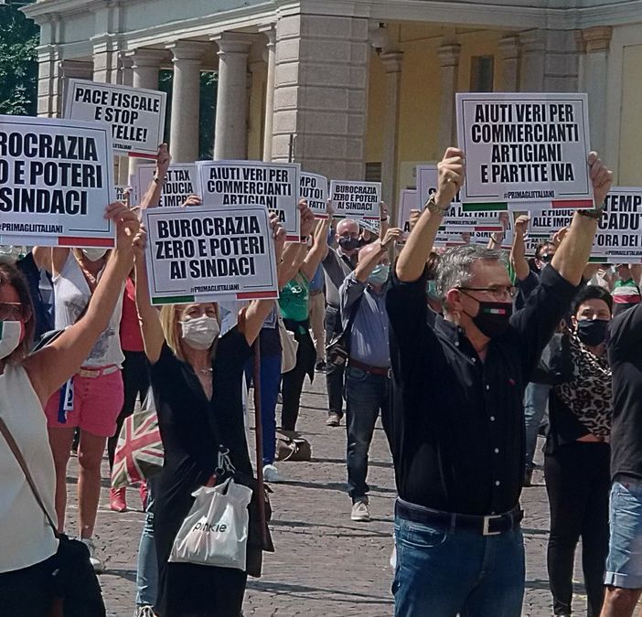 2 giugno, Canelli e Binatti: prima la fascia poi il cartello anti governativo