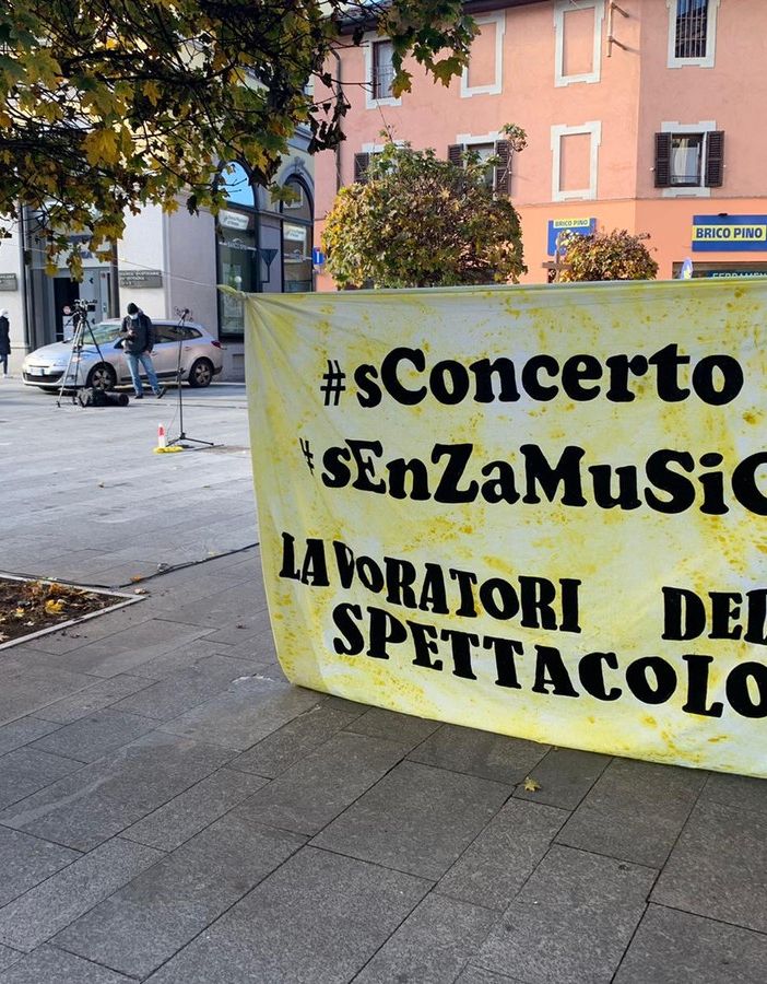 Lavoratori dello spettacolo in piazza questa mattina a Novara