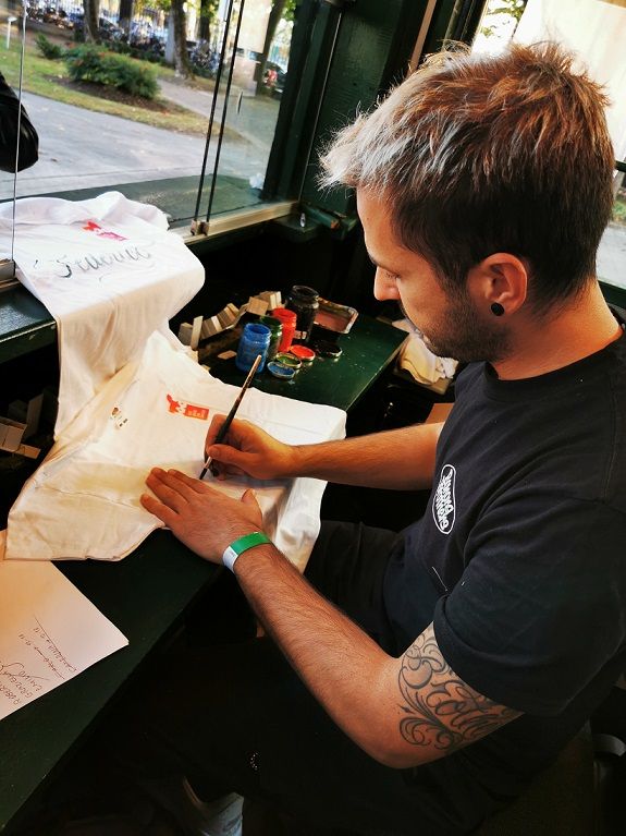 A Vicolungo The Style Outlets workshop gratuito di personalizzazione di capi e borse con Mattia Bonora
