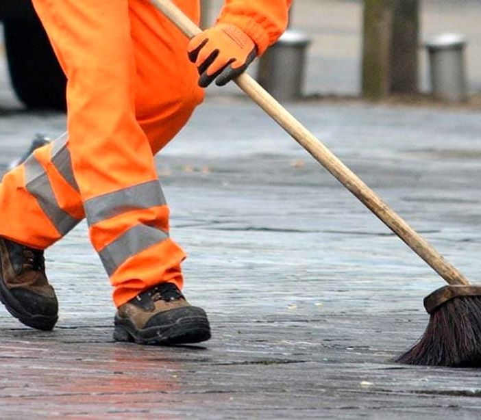 Tornano i netturbini con scopa e paletta