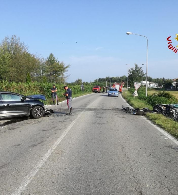 Fontaneto, scontro tra due auto, morta una dellòe persone coinvolte