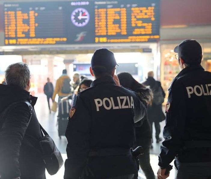 7 indagati e quasi 3 mila persone identificate: i numeri del bilancio settimanale della Polizia nelle stazioni e sui treni del Piemonte