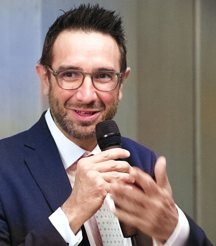 Paolo Pucci, Business development della società novarese, ha illustrato al Rotary le strategie di comunicazione rivolte alle nuove generazioni del club