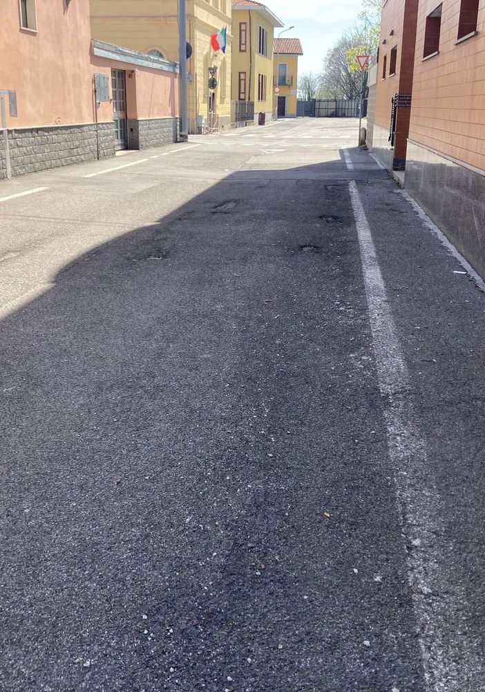 Amianto sulle strade: i residenti di Pernate hanno segnalato il problema alle autorità competenti