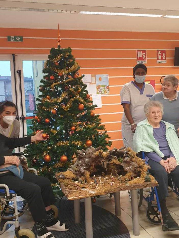 Momo, torna covid free la Rsa di “Sereni Orizzonti”. i nonni attendono la visita dei loro familiari a Natale e intanto scrivono biglietti con i loro desideri per il 2021