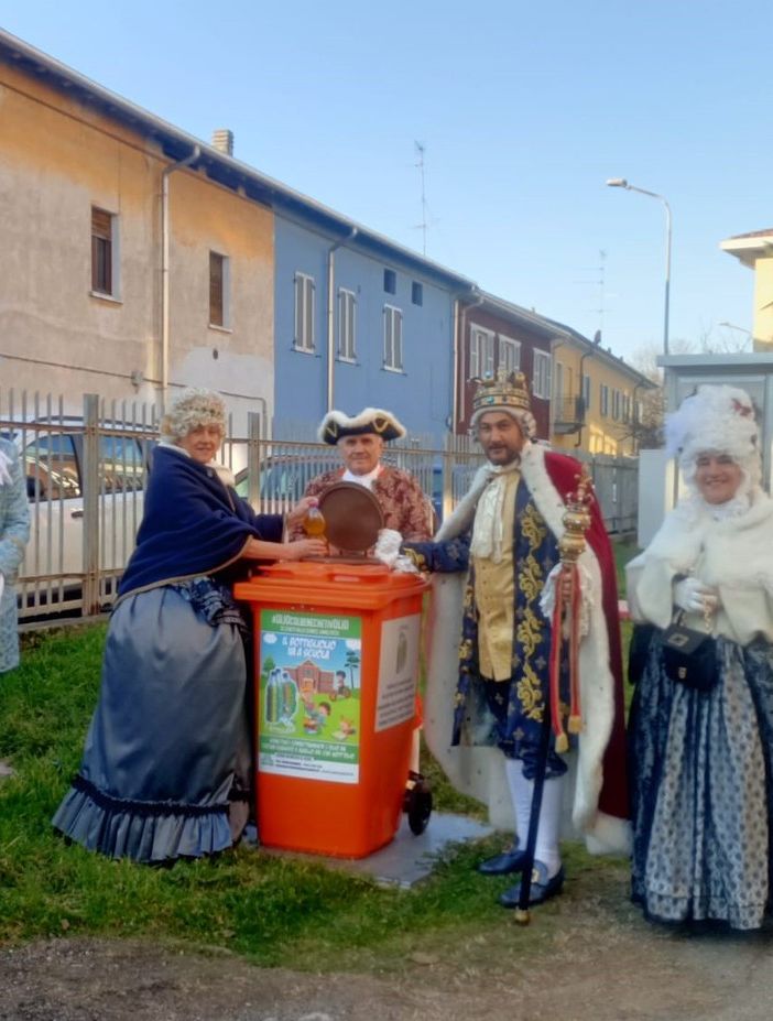 Re Biscottino e la Regina Cuneta testimonials d’eccezione per il progetto Bottigliolio a Novara