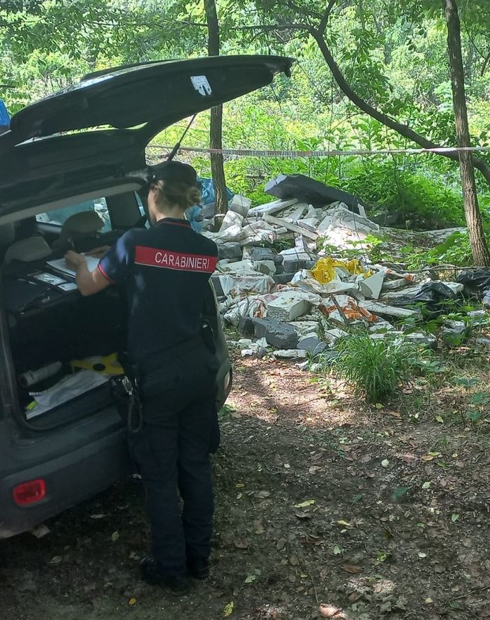 Denunciati per abbandono e gestione illecita di rifiuti: scoperte macerie edili in un bosco a Borgoticino