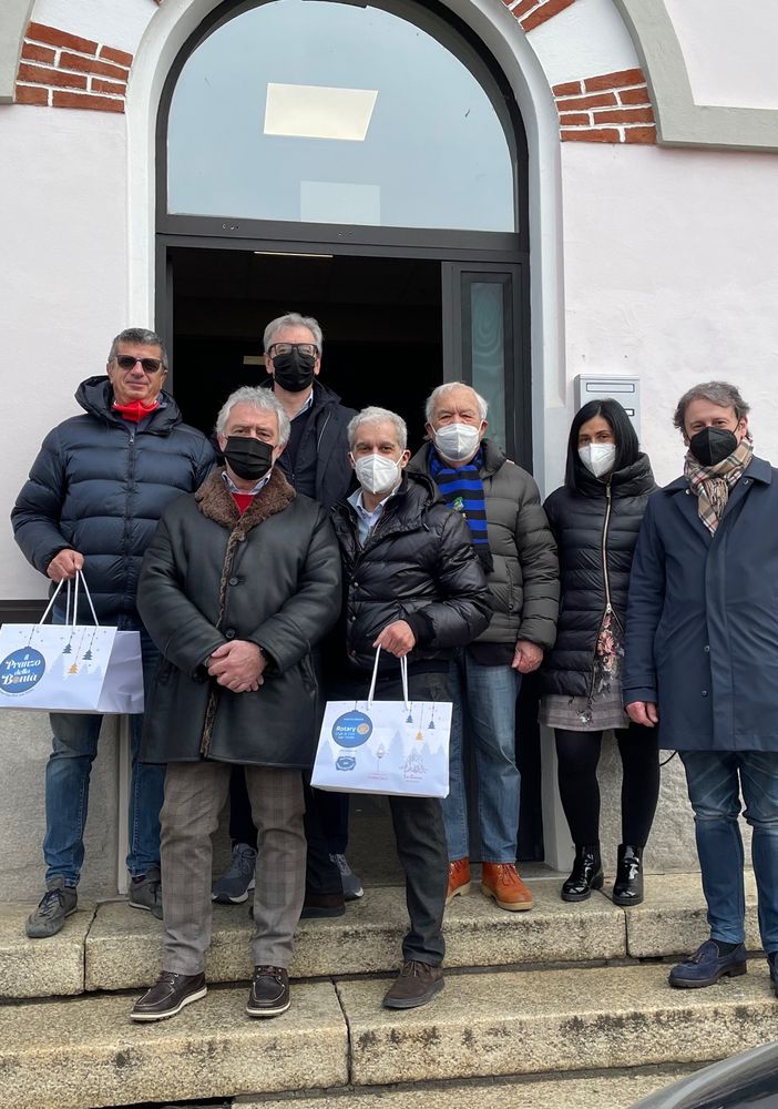 Continua l’impegno di solidarietà al territorio del Rotary club di Orta San Giulio con la consegna di 100 pasti della bontà