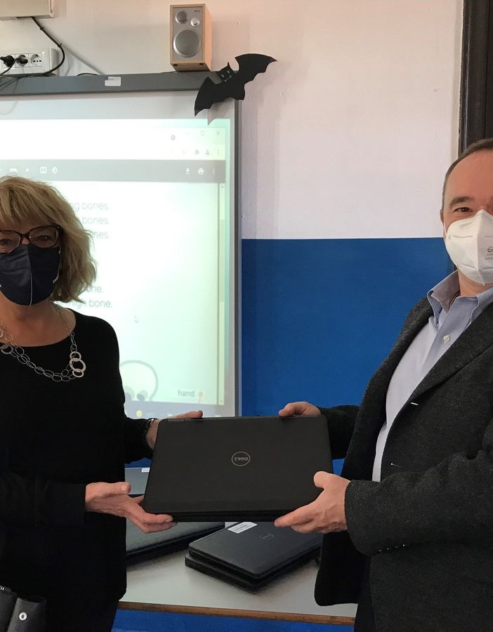 La Saprom dona 20 computer portatili al laboratorio della Scuola Primaria &quot;Don Saino&quot; di Cerano