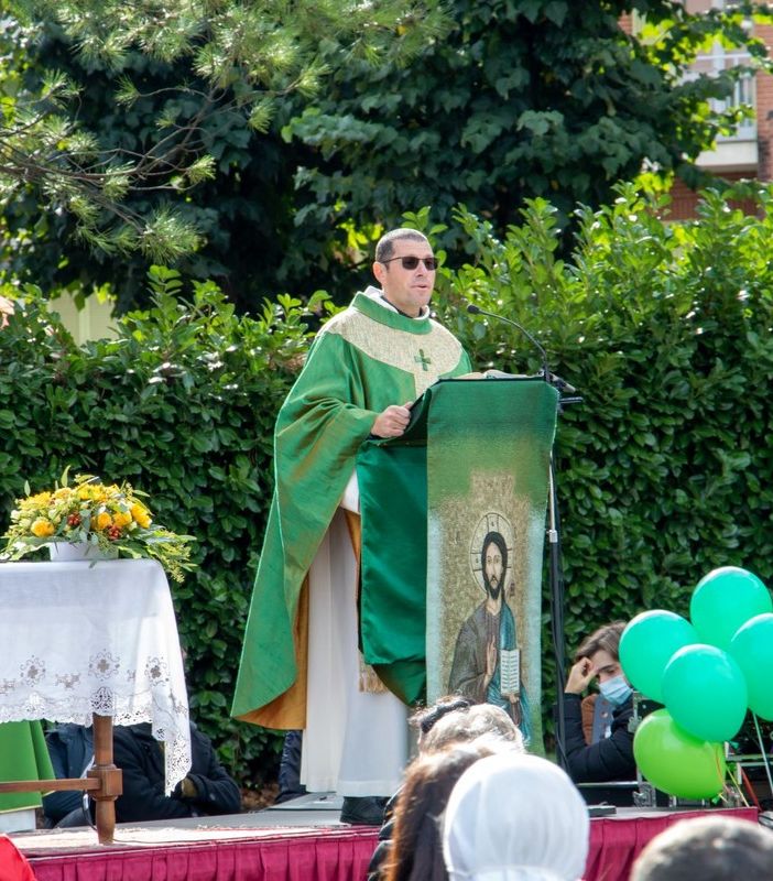 È stata celebrata domenica scorsa la messa di saluto a don Sandro Mora