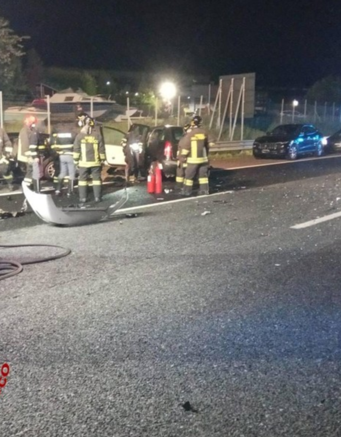 Maxi incidente in autostrada: sette feriti, due sono gravi. Raccordo dell'A26 tra Sesto e Besnate chiuso nella notte