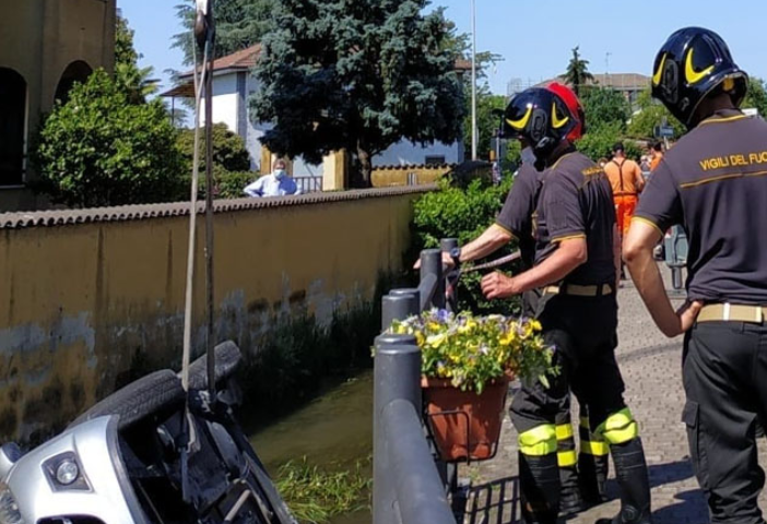 Auto finisce in una roggia a bordo strada