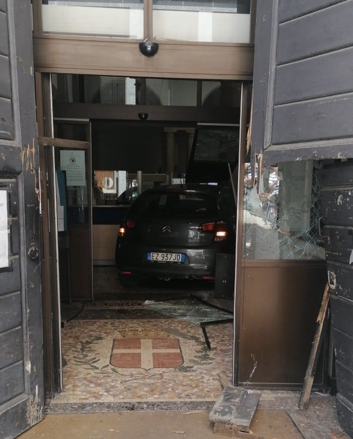 Sfonda con l'auto il portone del Municipio di Novara, arrestato