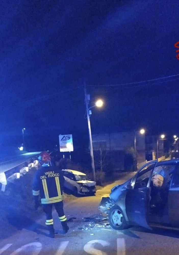 Borgo Ticino, frontale tra due auto sulla statale 32