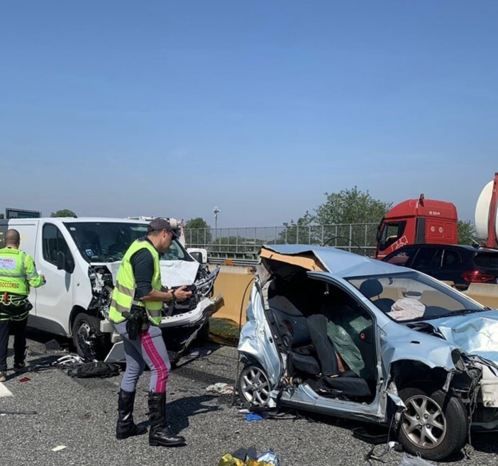 Incidente in A4, schianto tra un'auto e un furgone: 4 morti
