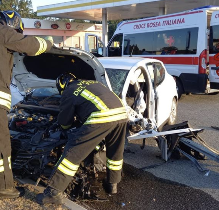 Auto si schianta contro un palo: ferite quattro persone