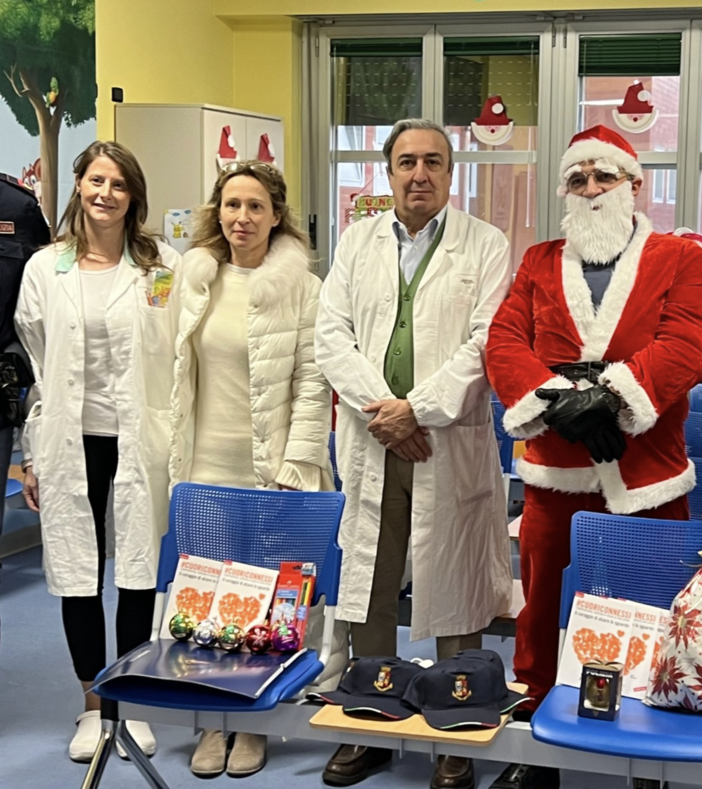 La Questura di Novara insieme a &quot;Babbo Natale&quot; hanno portato doni ai bimbi ricoverati