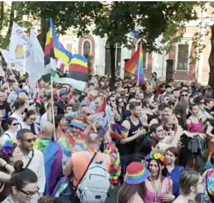 Al Pride di Novara duemila persone sfilano per il centro cittadino VIDEO