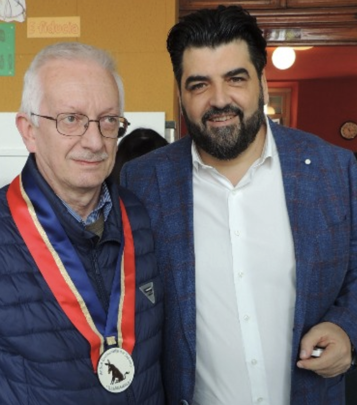 La &quot;pins&quot; dell'Antica Cunsurtarija consegnata al pluri stellato chef Antonino Cannavacciuolo
