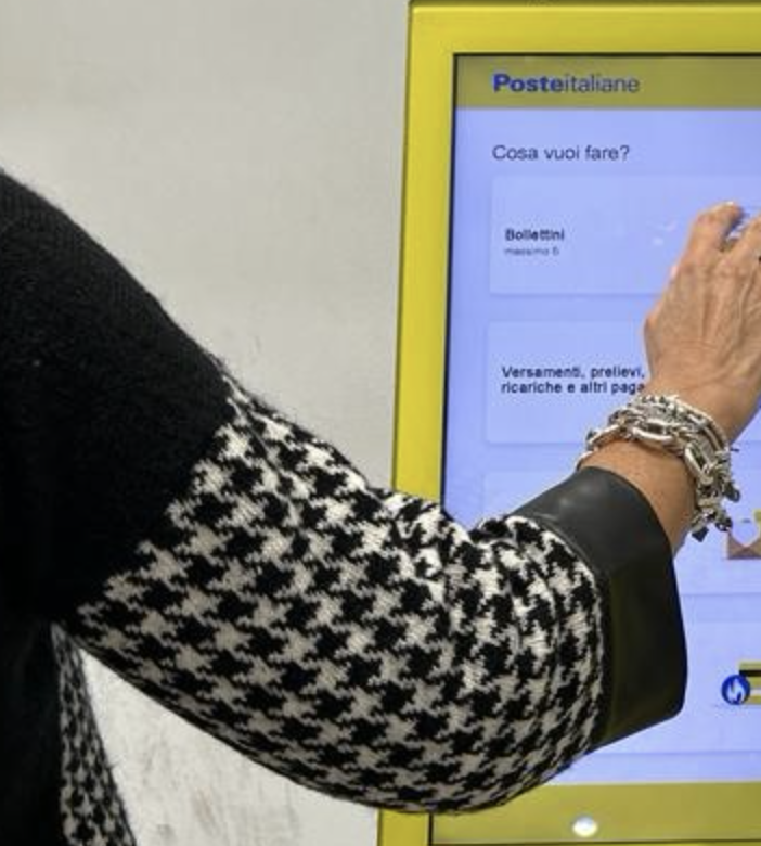 Poste italiane: negli uffici postali della provincia di Novara si può prenotare l’operazione con app o whatsapp