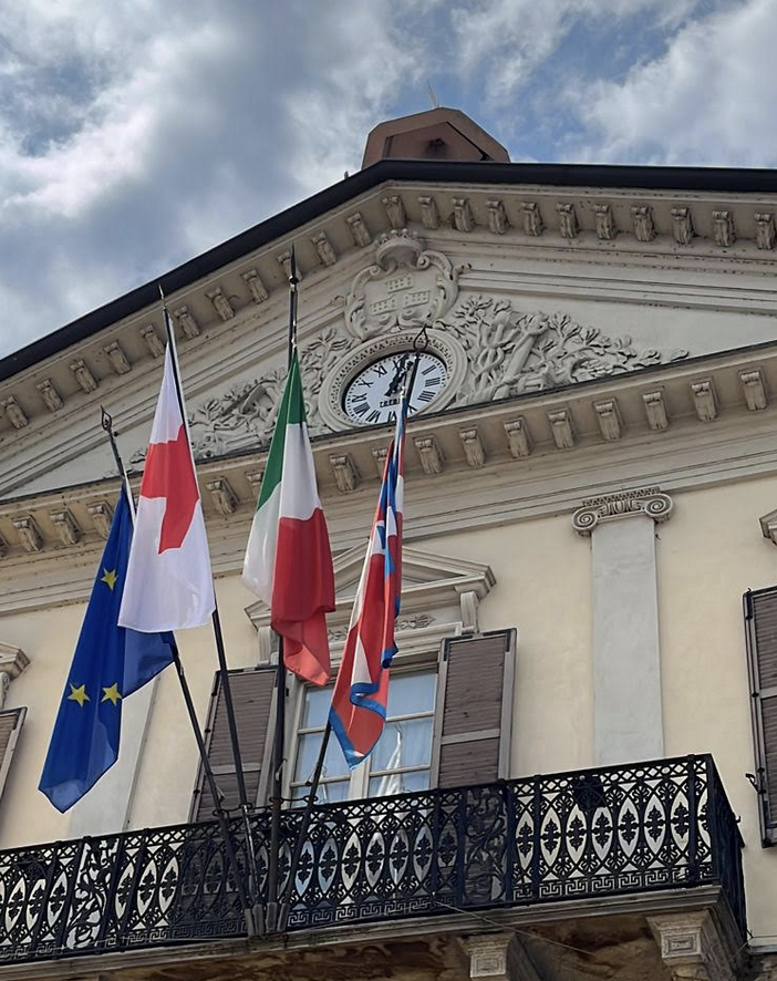 Giornata mondiale della croce rossa: una bandiera esposta per ringraziare i volontari trecates