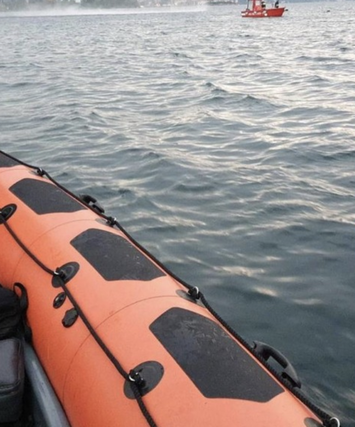 Lago Maggiore, barca a vela capovolta: 20 persone in salvo ma si cercano dispersi VIDEO