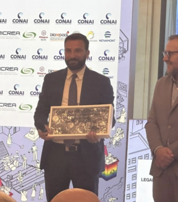 Ecoforum 2023: l'assessore all'ambiente Raffaele Lanzo ritira il premio Cial Comuni ricicloni per la raccolta differenziata dell'alluminio
