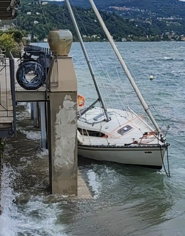 Barca a vela arenata ad Arona recuperata dai vigili del fuoco
