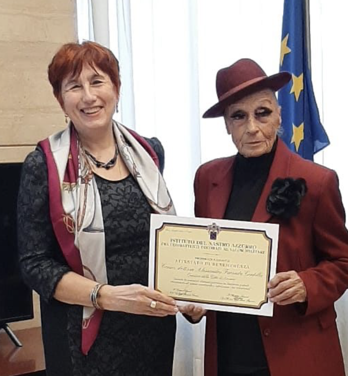 Riconoscimento patriottico dal presidente dell'Istituto Nastro Azzurro di Novara al questore