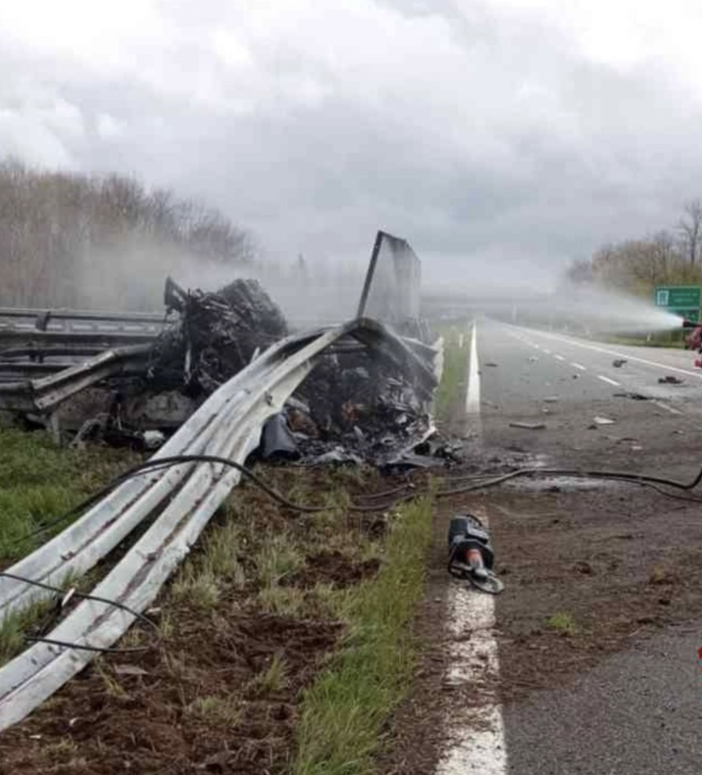 Ferrari in fiamme dopo incidente sulla A4: due morti carbonizzati