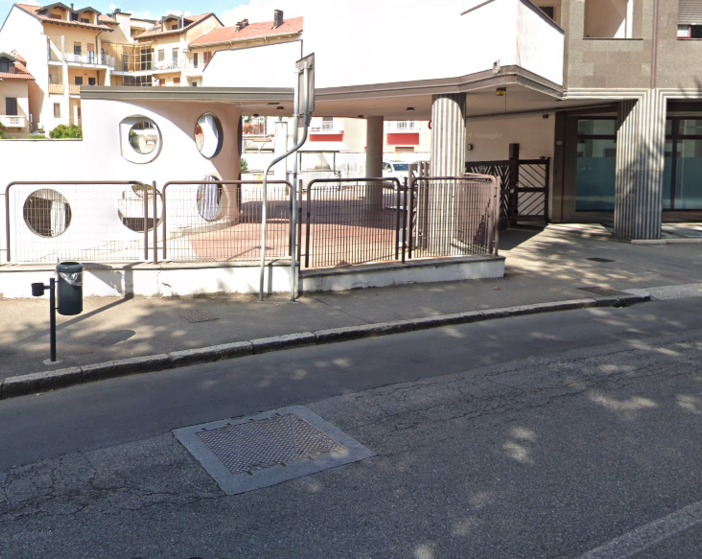 Nuovo incidente in viale Dante: un’altra auto contro un palo vicino al laboratorio Fleming