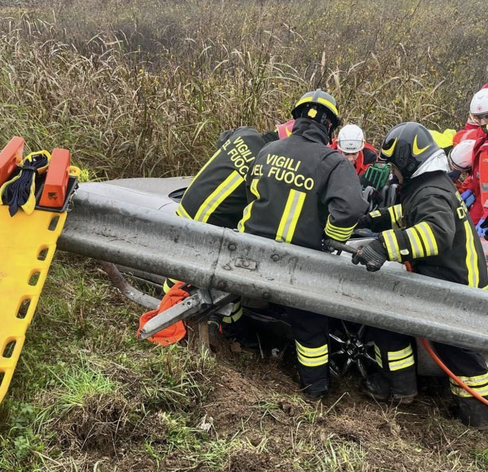 Grave incidente a Novara: due giovani in gravi condizioni dopo un’uscita di strada