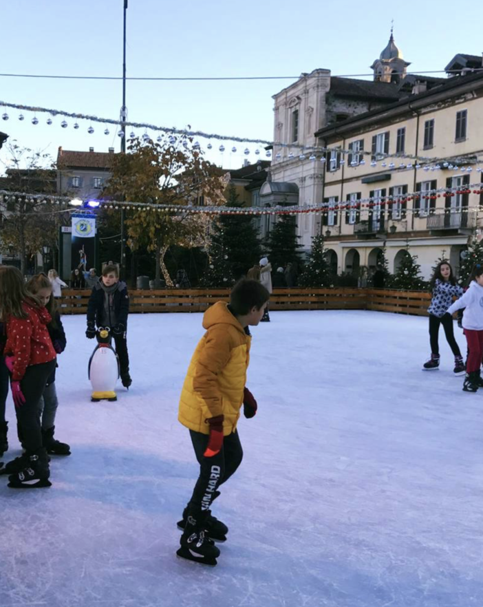 Arona: Babbo Natale arriva alla pista di pattinaggio