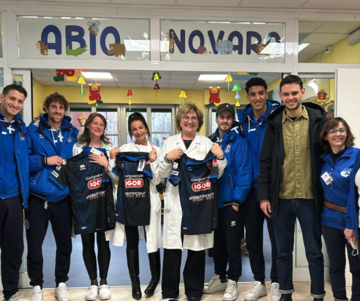 Un sorriso in corsia: gli azzurri del Novara fc in visita ai piccoli pazienti dell'ospedale