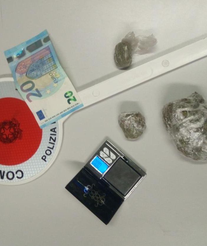 Spacciava nel parchetto, doppia denuncia per un ventenne
