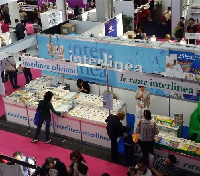Interlinea festeggia i 30 anni al Salone con fiori di parole: da Falcone a Pasolini reading e laboratori tra storia e novità