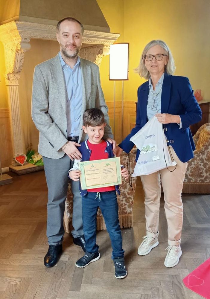 Il piccolo Damiano premiato come assiduo frequentatore della Biblioteca