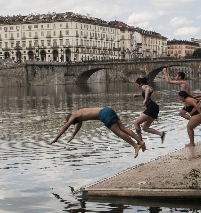 Nutrita partecipazione al tuffo-denuncia organizzato da Legambiente