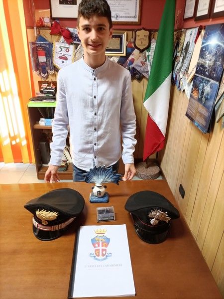 Un giovane studente omaggia l'Arma dei Carabinieri nella sua tesina di terza media