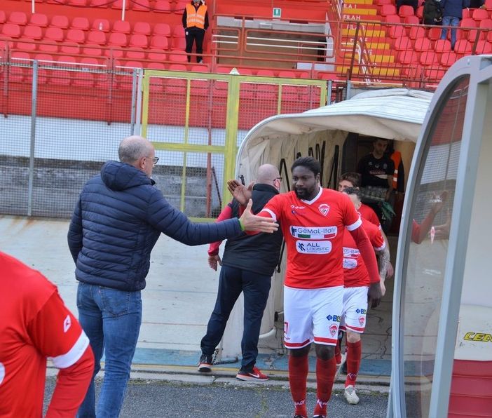 Ezio Rossi incita Giulio Ebagua e la squadra all'ingresso in campo (foto Ezio Macchi)