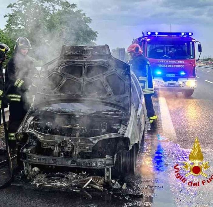 Cronaca nord-ovest: auto in fiamme vicino al casello di Carisio