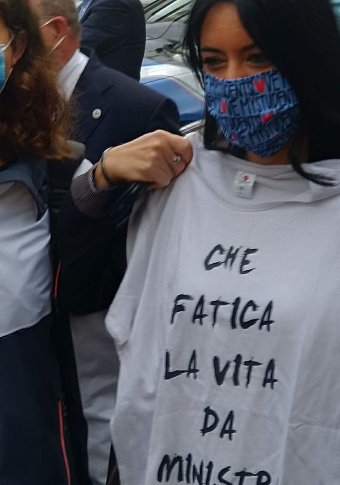 Studentessa novarese regala una t-shirt alla ministra azzolina