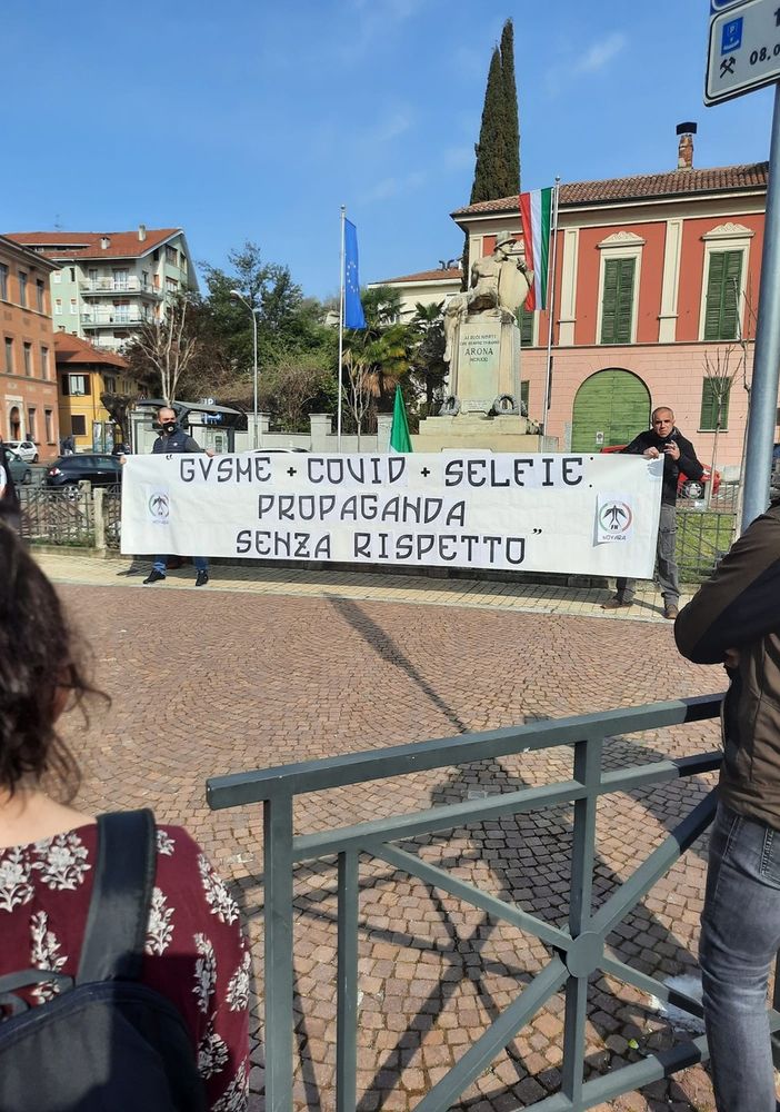 &quot;Gusme + Covid + Selfie propaganda senza rispetto&quot;, striscione di Forza Nuova di fronte al Municipio di Arona