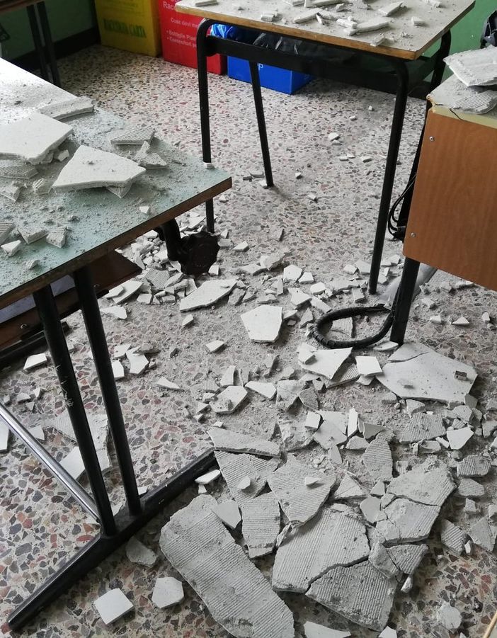 Crollo di una parte dell'intonaco del soffitto all’IT Nervi di Novara